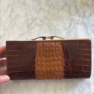 Elegant Brown Crocodile-Embossed Women's Clutch 1950’s vintage kiss closure